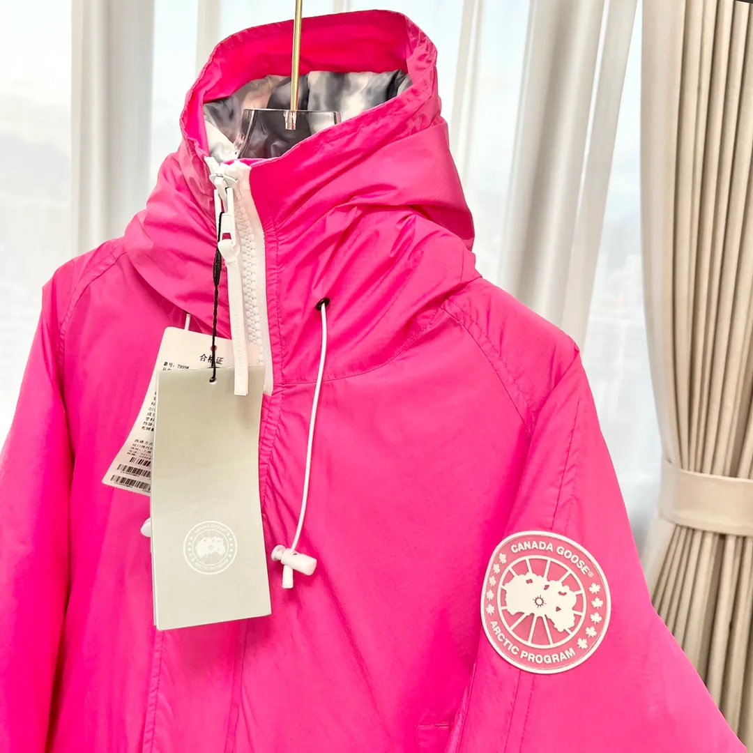 P780 𝗖𝗔𝗡𝗔𝗗𝗔 𝗚𝗢𝗢𝗦𝗘｜Canada Goose Glacier THE ICONS series Chilliwack bomber jacket 7999U1 Product color: black, white, dawn blue, pink, mood blue Size: S, M, L, XL, XXL Description: The Chilliwack bomber jacket was originally designed for pilots in the uninhabited areas of northern Canada. It is durable, warm and easy to move, which can meet the needs of pilots working in the Arctic waterways. Chilliwack's iconic style remains popular and is a popular jacket from Canada Goose. The Northern Lights capsule collection is reimagined in rich hues inspired by the stunning colors of Canada's north. The Glacial Haze capsule series is improved with an eye-catching and layered color series, giving people the feeling of being caught in the mist around icebergs and glaciers. Material list: 1⃣ Original custom-made double plain 9500-100% nylon nylon fabric 2⃣ Original YKK zipper, not a sub-factory product 3⃣ National standard 80% widely inspected white duck down, (ZP uses 80% white duck down/everything that boasts 90% is fake) Material analysis characteristics: 1⃣ Original factory/9500-100% nylon100% nylon Lurex yarn is actually 100% nylon. Nowadays, there are few pure ones. Most of them are mixed with cotton or polyester. Our top-quality original version is developed in accordance with ZP and uses the same material. 2⃣ As we all know, the original version uses 80% white duck down. The fill power refers to the cubic inches of volume occupied by each ounce (30 grams) of down under certain conditions. If one ounce of down occupies 500 cubic inches, the fill power of the down is 500. So we can simply understand it as: fill power is the volume of down, and the volume of down is fill power. The higher the fill power of down, it means that under the same filling amount, down can fix a larger volume of air layer to keep warm and insulate, so the warmth retention of down is better.